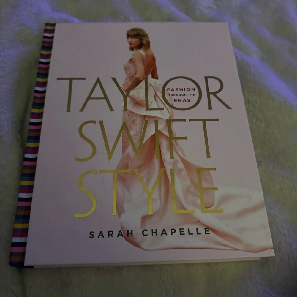 Taylor Swift Style: Fashion Through the Eras by Sarah Chapelle